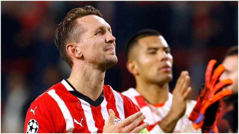 Luuk de Jong celebra 300 partidos con el PSV, a través de un golazo que marca la voltereta sobre el Sparta