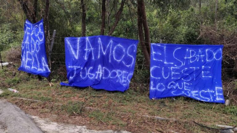 Afición de Monterrey deja mantas a jugadores previo al Clásico Regio