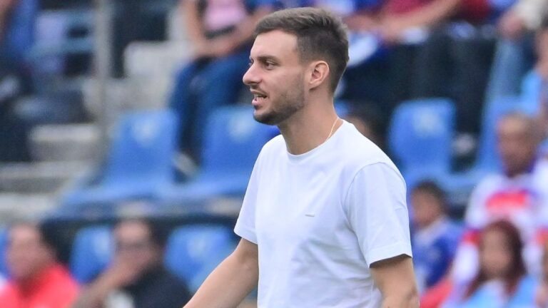 Martín Anselmi, confrontado por el preparador físico de Necaxa al término del primer tiempo