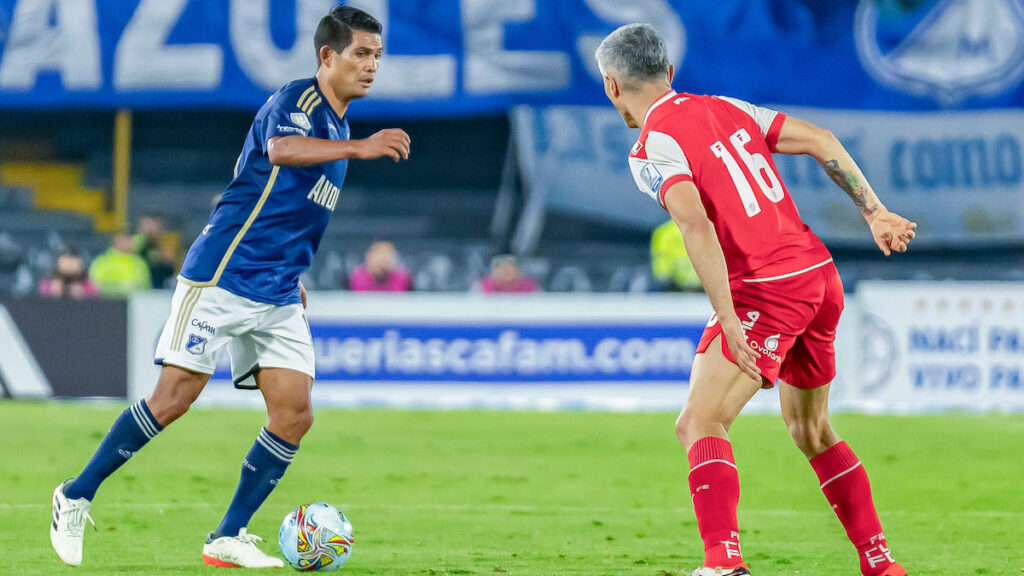 David Mackalister Silva y Daniel Torres disputan la pelota. - Vizzor Image.