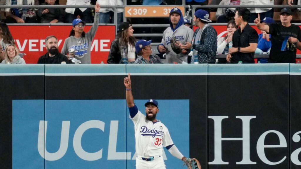 ¡Increíble! Fanático de los Dodgers interfiere en jugada clave de la Serie Mundial