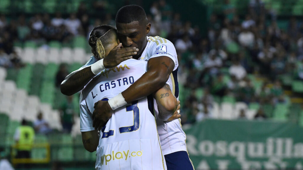 Sergio Mosquera abraza a Leonardo Castro. - Vizzor Image.