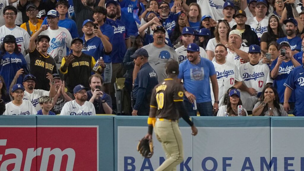 Jurickson Profar discutiendo con la afición de Dodgers