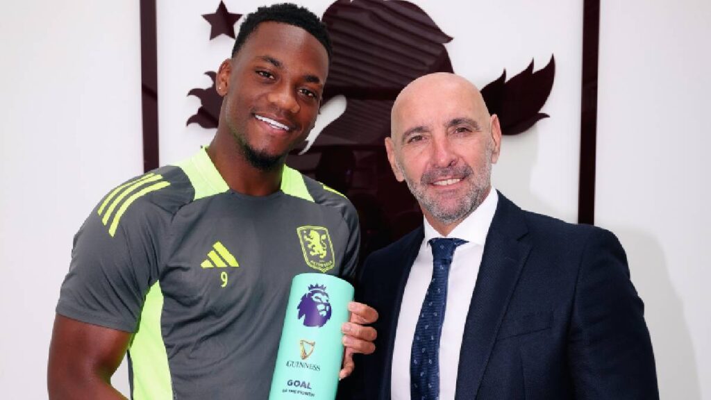 Jhon Jáder Durán recibiendo el premio de la Premier League / Foto: @AVFCOfficial