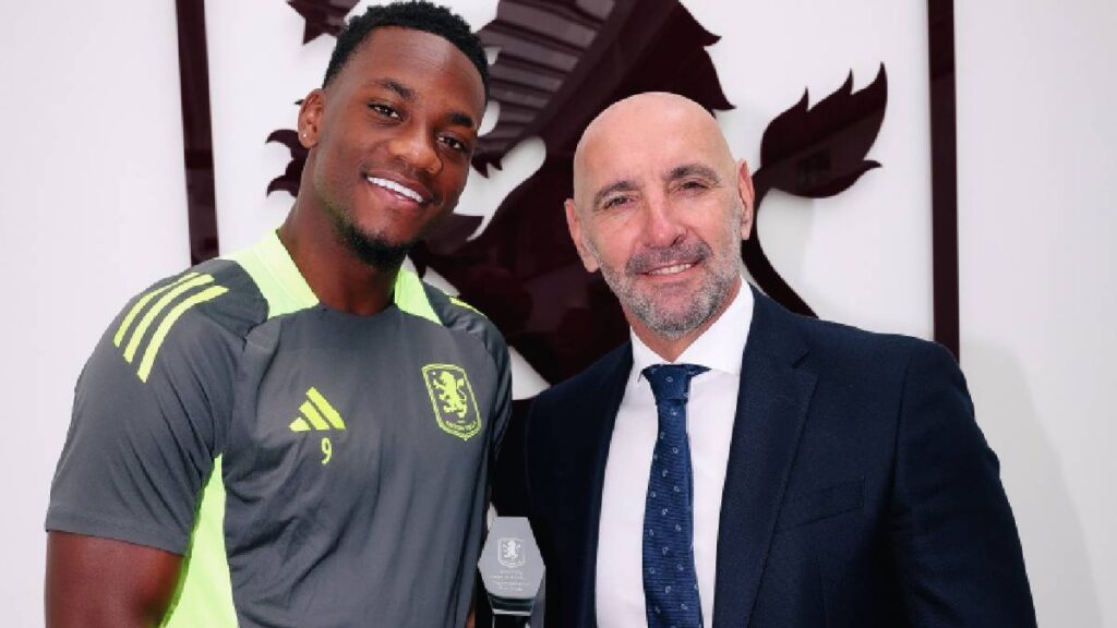 Jhon Jáder Durán recibiendo el premio a mejor jugador del Aston Villa de septiembre / Foto:@AVFCOfficial