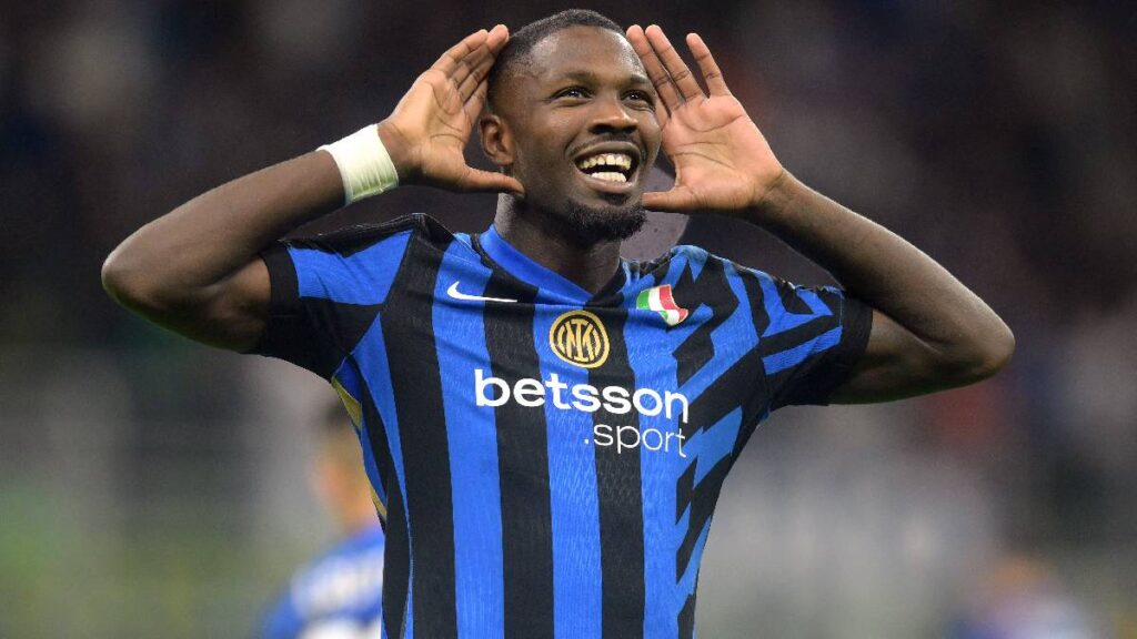 Marcus Thuram celebrando su triplete con el Inter de Milán / Reuters