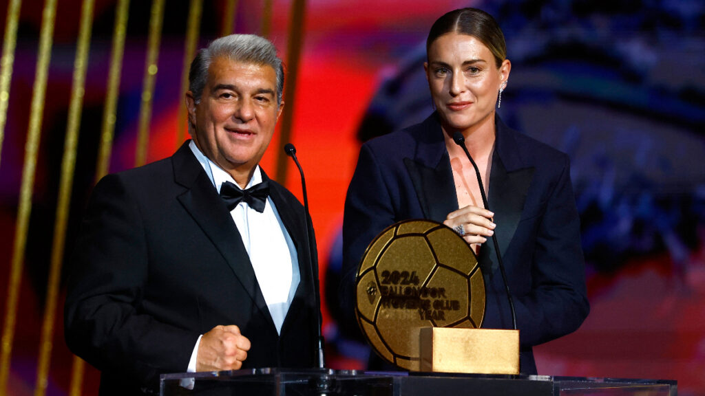 Joan Laporta y Alexis Putellas, con el premio. - Reuters.