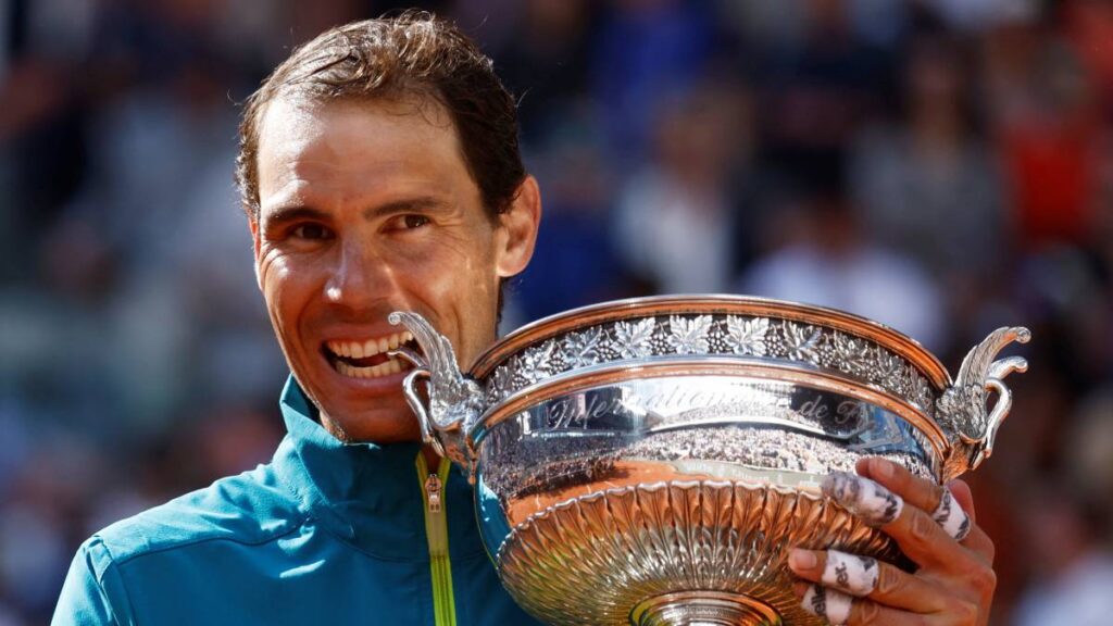 Rafa Nadal celebra con el título de Roland Garros. Reuters