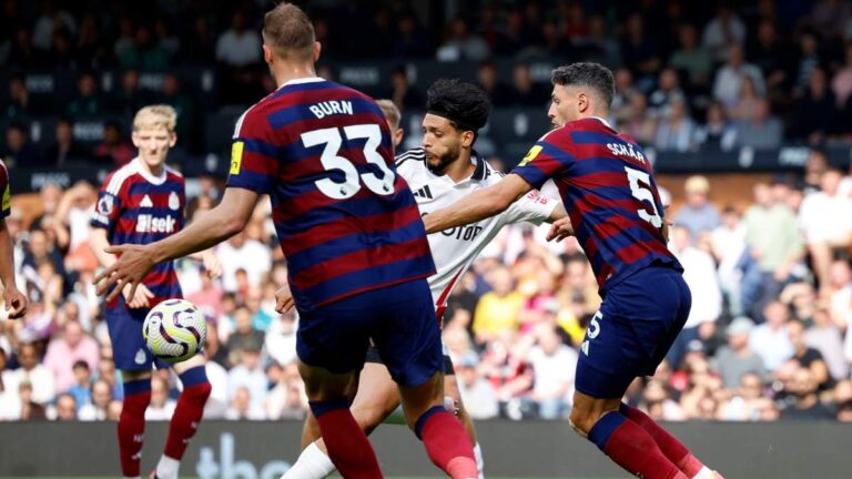 Raúl Jiménez gana el gol del mes del Fulham por su tanto ante Newcastle