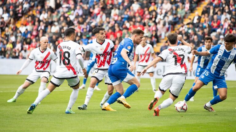 Rayo Vallecano hace la épica: vence por la mínima al Alavés con un hombre menos