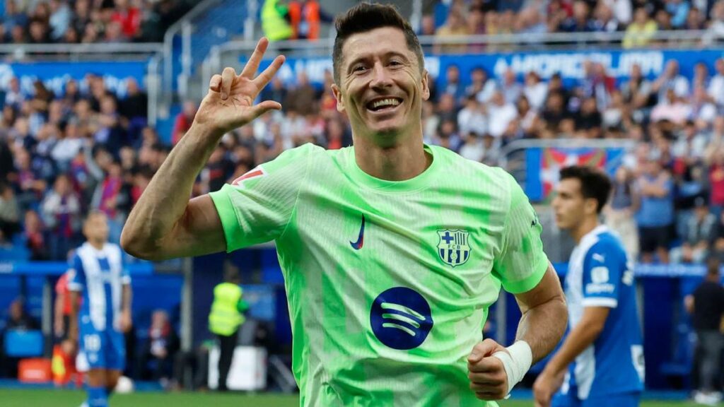 Robert Lewandowski no tuvo piedad del Alavés al marcarles tres goles en poco más de media hora con lo que hace líder al Barcelona