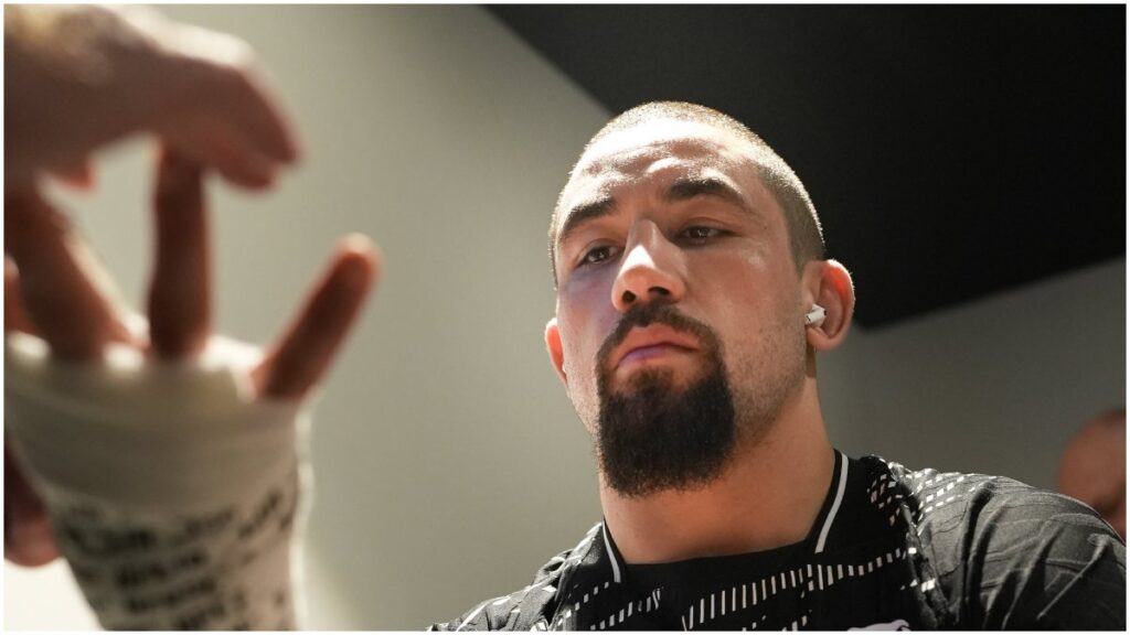 Robert Whittaker se queda sin dientes después de UFC 308 | @UFC