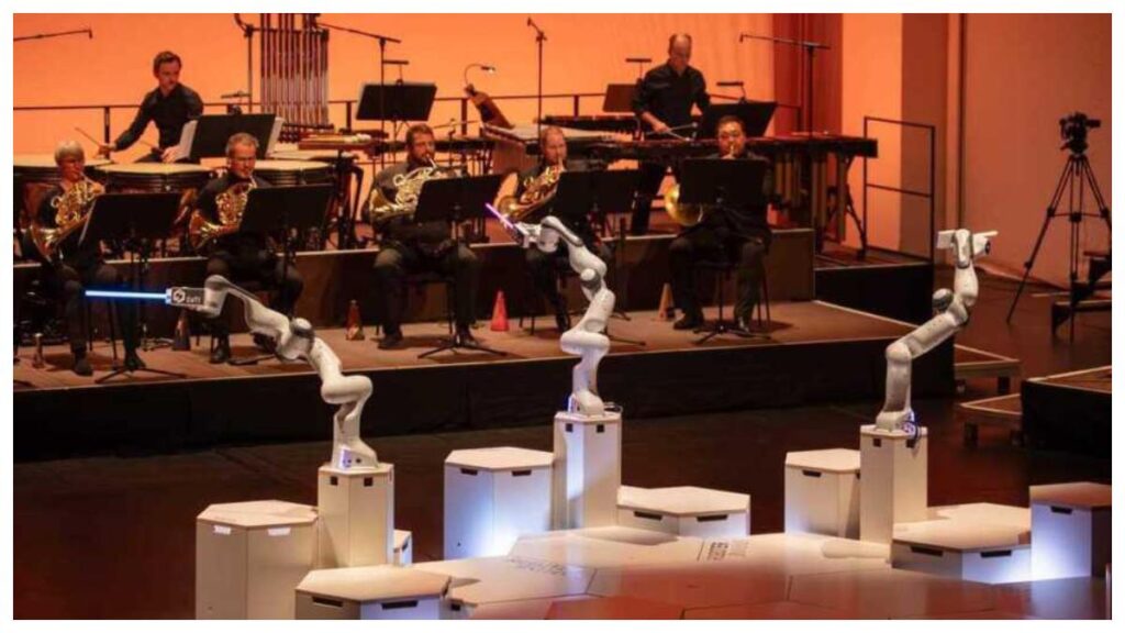 Robot De Tres Brazos Dirige Una Orquesta De Tres Grupos Simultaneamente | Facebook. @Dresdner Sinfoniker