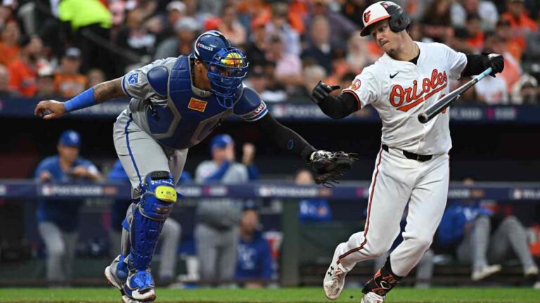 Bobby Witt Jr. da a los Royals su primera victoria en los Playoffs desde que ganaron la Serie Mundial del 2015