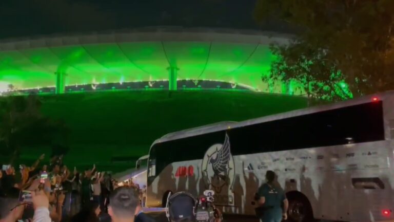 La selección mexicana llega al Estadio Akron para el partido contra Estados Unidos