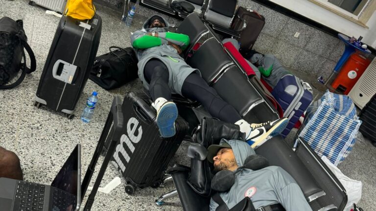 La Selección de Nigeria se queda encerrada en un aeropuerto por más de 12 horas y boicotea su partido ante Libia