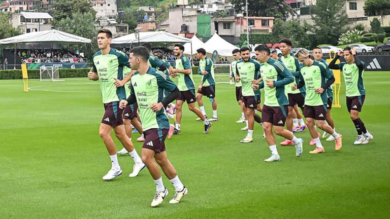 ¡Con el equipo! La selección mexicana convive con aficionados presentes en el entrenamiento