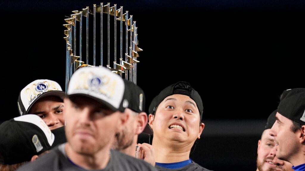 Shohei Ohtani celebrando el título de la Serie Mundial