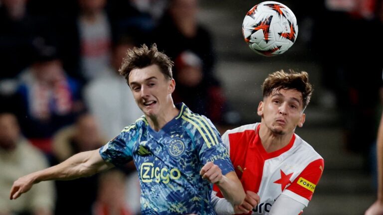 Ajax deja crecer al Slavia Praga quien le roba el empate en la Europa League