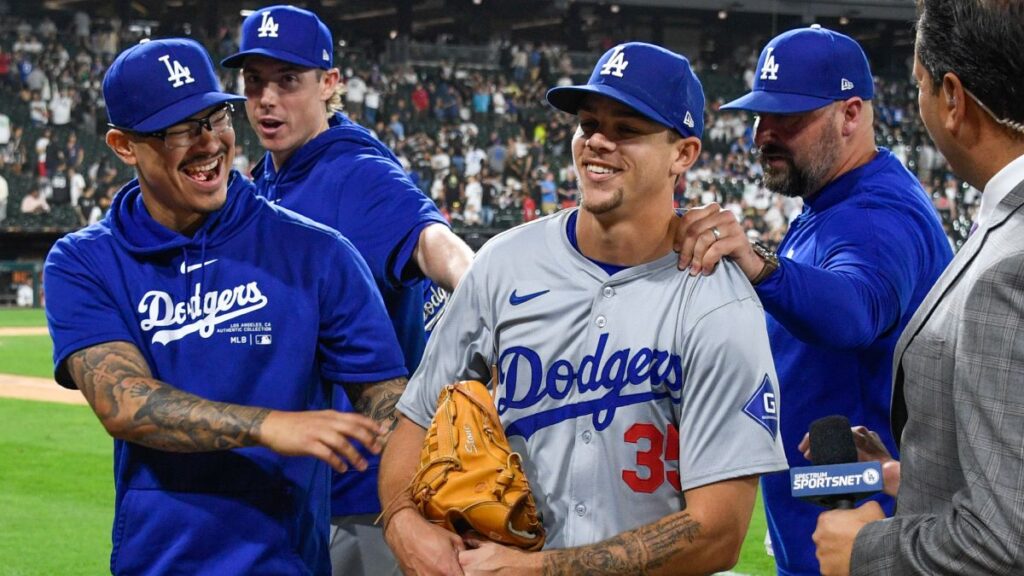 Gavin Stone junto a algunos de sus compañeros en Dodgers