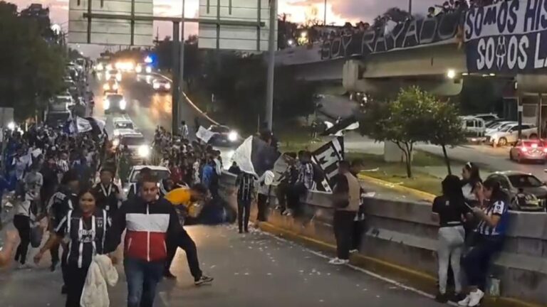 ¡Lamentable! Aficionados de Rayados agreden a seguidor de Tigres previo al Clásico Regio 