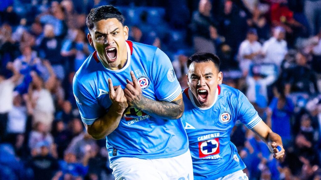 El Toro Fernández en festejo de gol con Cruz Azul