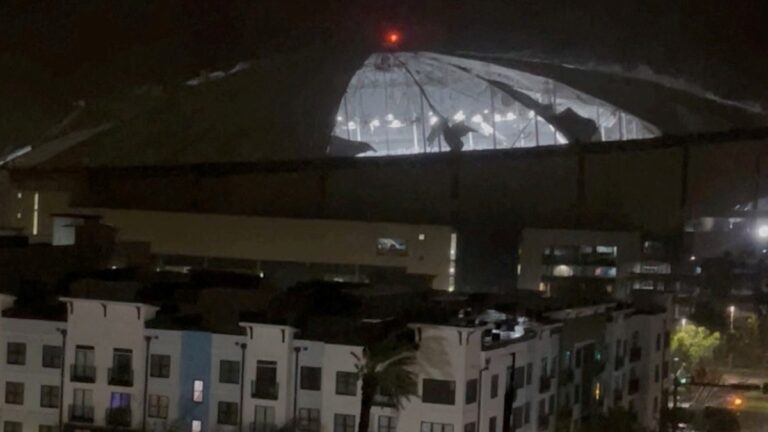 El huracán Milton destruye el techo del Tropicana Field, casa de los Tampa Bay Rays de la MLB