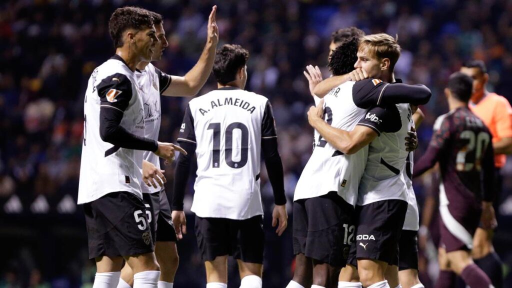 El Valencia empata a dos goles en su visita a México