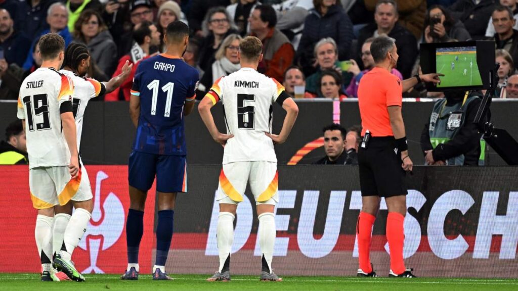 Ni cinco minutos de juego y la polémica ya se hizo presente. El VAR anuló el gol de Alemania por una supuesta posición adelantada.