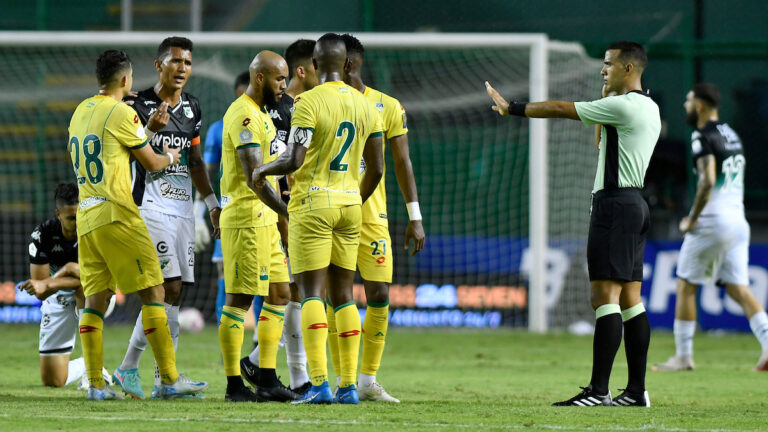 La Comisión Arbitral revela los audios del VAR en la acción anulada del gol de Aldaír Quintana en Cali vs Bucaramanga