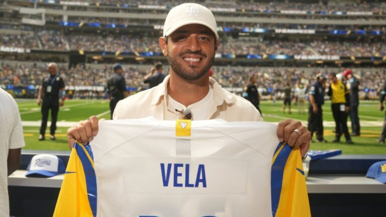 Carlos Vela asiste al Packers vs Rams de la Semana 5 de la NFL en el SoFi Stadium