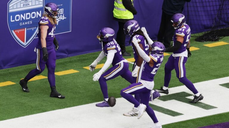 La defensiva de los Vikings celebra una intercepción con el saludo de ‘Juego de Gemelas’