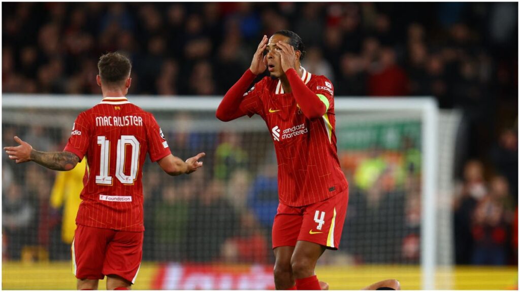 Virgil van Dijk se lamenta en un partido del Liverpool