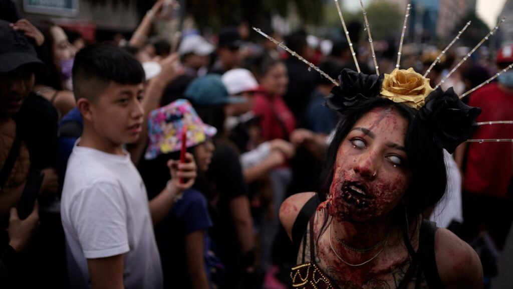 Marcha Zombie en CDMX, un desfile lleno de terror y diversión | AP