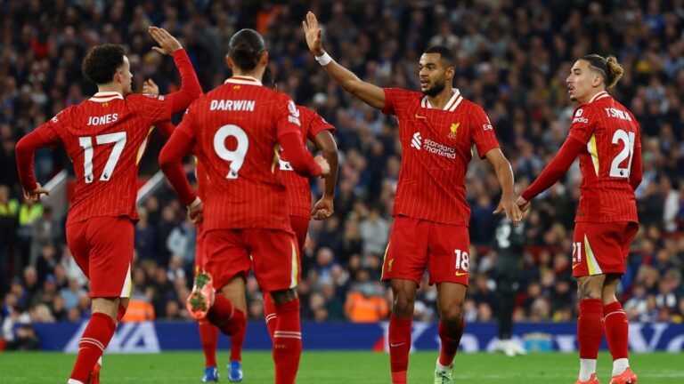 Un picante Liverpool le da vuelta al Brighton y se trepa al liderato de la Premier League