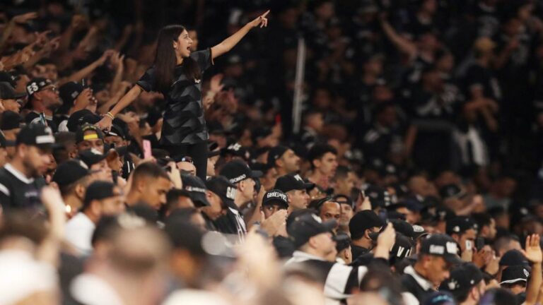 Aficionados del Corinthians lanzan una cabeza de cerdo al campo en el partido ante Palmeiras