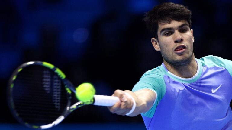 Carlos Alcaraz, errático, cae en su debut en las ATP Finals ante Casper Ruud