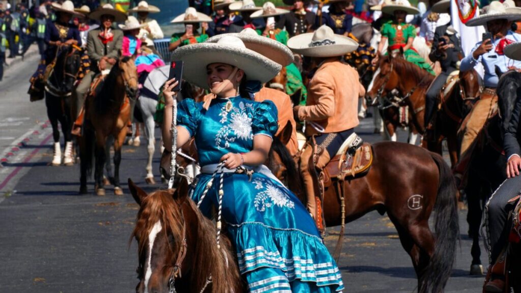 Se celebra el desfile del Aniversario de la Revolución Mexicana | AP