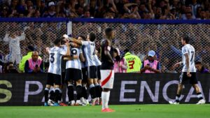 Argentina supera a Perú por la mínima con un golazo de Lautaro Martínez