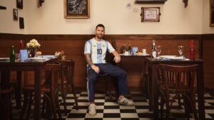 Messi y la Scaloneta presentan la indumentaria retro de la Selección Argentina: la única vez que se utilizará en un partido oficial