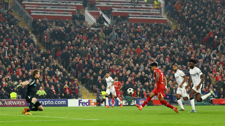 Luis Díaz arma la fiesta en Anfield y Liverpool continúa con pleno de victorias