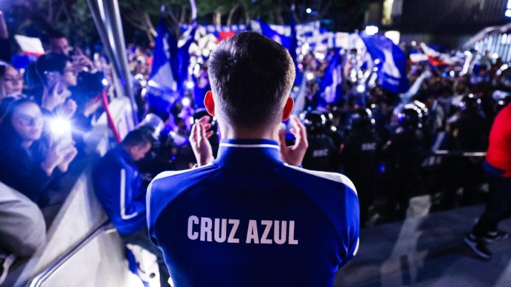 Anselmi se conmueve con la afición | @CruzAzul