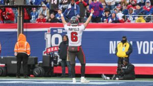 Baker Mayfield provoca a la afición de los Giants con la celebración de Tommy DeVito