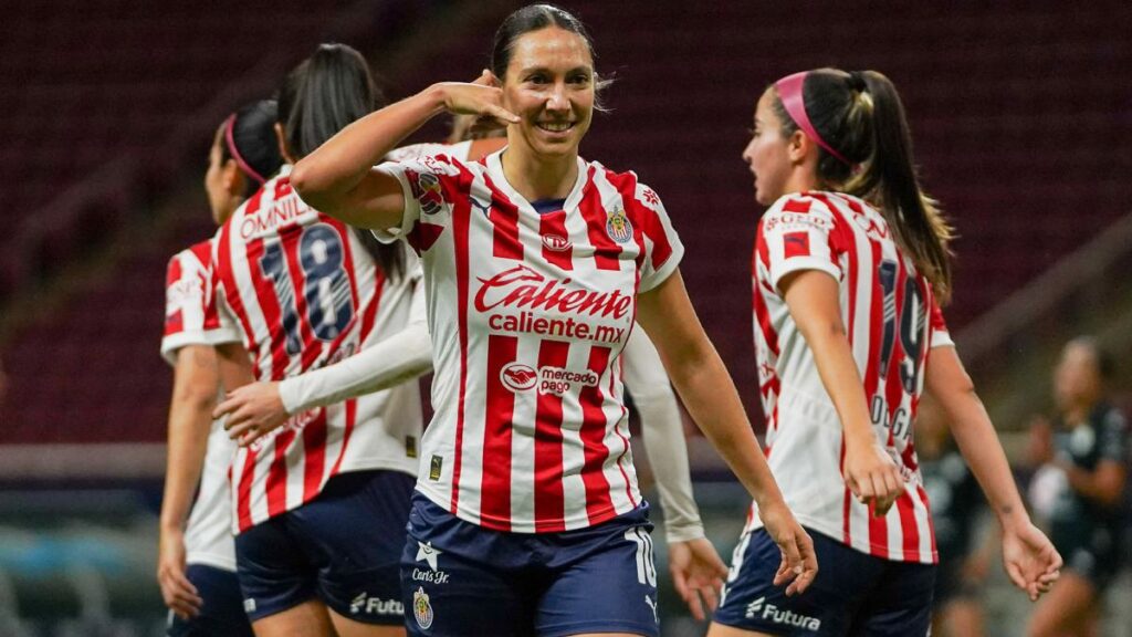 Chivas festeja su clasificación a la liguilla con goleada a Santos Laguna