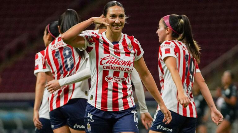 Chivas festeja su clasificación a la Liguilla con goleada a Santos Laguna