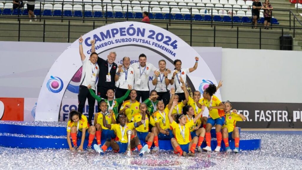 Colombia celebrando su título de futsal | @Conmebol.