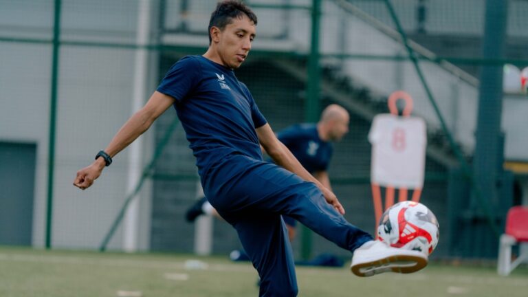 Egan Bernal se anima a jugar fútbol, ¿cómo le fue con el Manchester United?