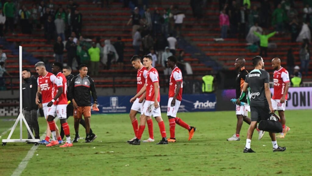 Santa Fe saliendo de la cancha del Atanasio Girardot | VizzorImage.