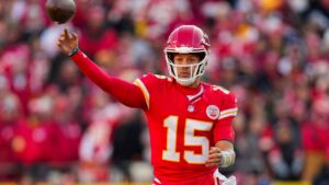 Patrick Mahomes y los Chiefs sacan una sufrida victoria ante Raiders y aseguran su boleto a los playoffs de la NFL