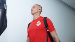 Chicharito Hernández es titular con Chivas en el Play In ante Atlas